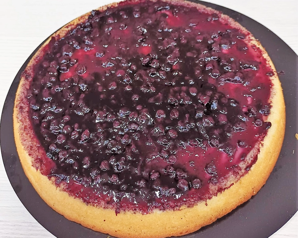 Tarta de arándanos entera sobre una base oscura