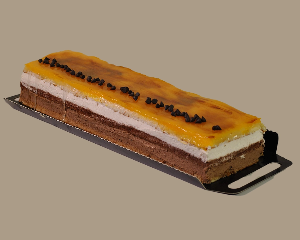 Lingote de pastelería por capas sobre su bandeja, listo para porcionar